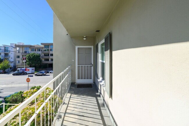 Building Photo - 1556 S Beverly Glen Blvd