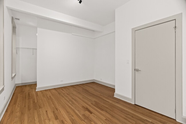 Building Photo - 2030 N Oakley Ave