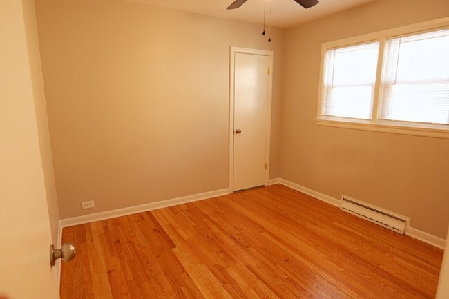 Building Photo - 5047 S Leclaire Ave