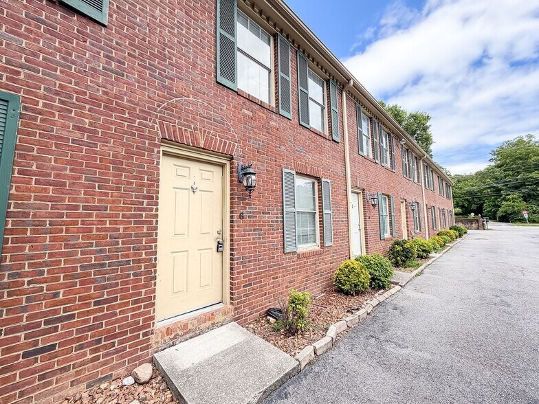 Building Photo - 2827 Dayton Blvd