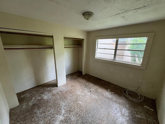 Building Photo - HUGE 3BR/1BA Dade City Home w/Large Bedroo...