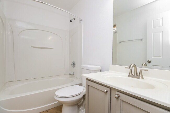 Building Photo - 1161 E Lakeview Dr