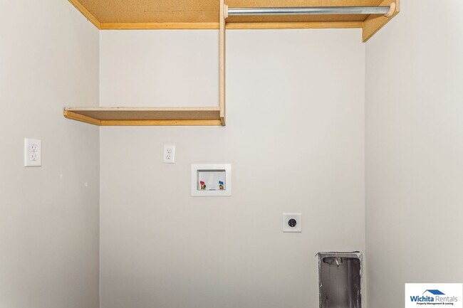 Building Photo - Newer 3 bedroom 2 bath Duplex in Goddard