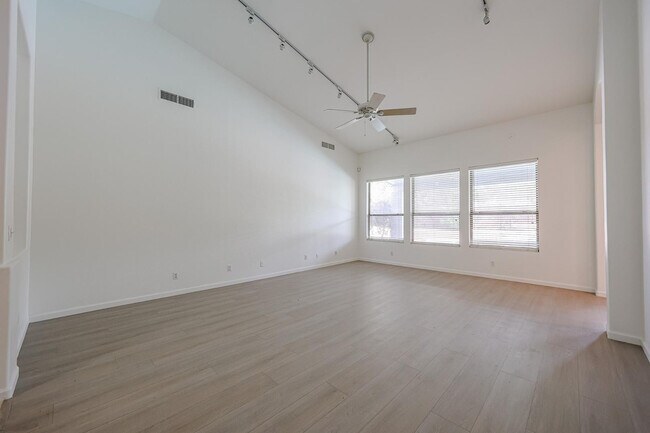 Building Photo - 4536 W Villa Linda Dr