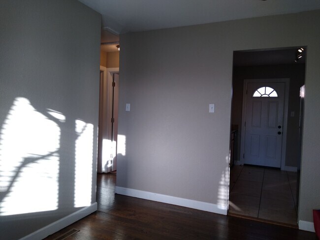 Building Photo - Mountain View 2 Bedroom 1 Bath Duplex on a Hill