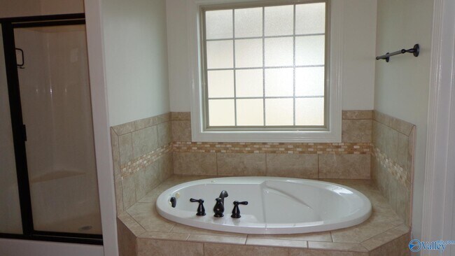Building Photo - 2444 Bell Manor Dr SW