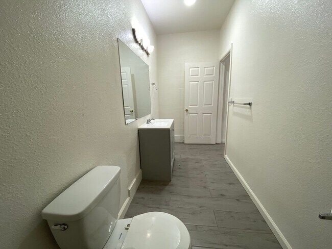 Building Photo - One Bedroom Apartment in Downtown Stockton