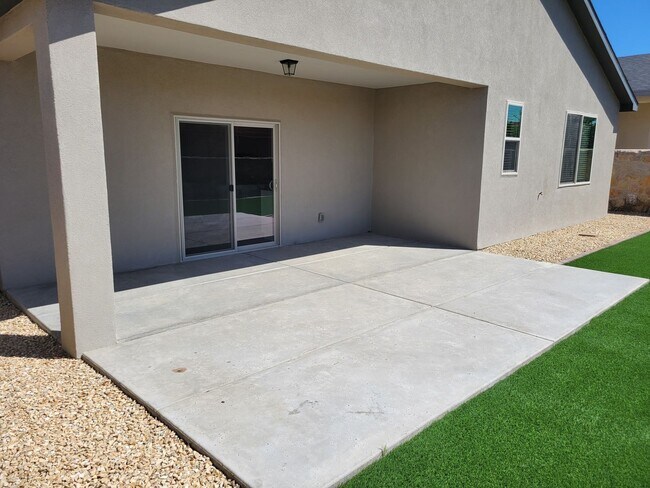 Building Photo - Beautiful 3 bedroom/2 Bath Home!