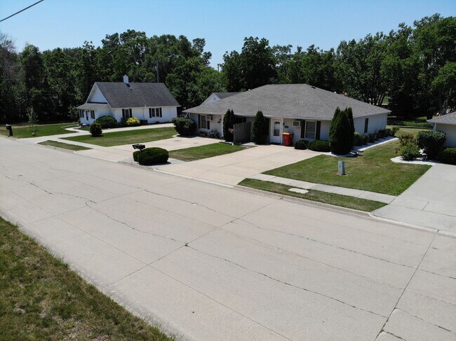 Building Photo - 115-117 South Plum