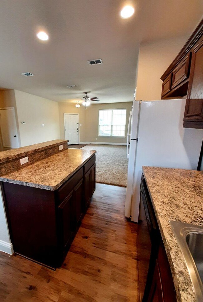 Building Photo - Beautiful 4 Bedroom, 2 Bath in sought after Arlington Neighborhood!