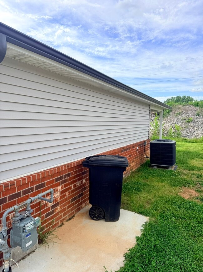 Building Photo - 295 Oak Grove Cir