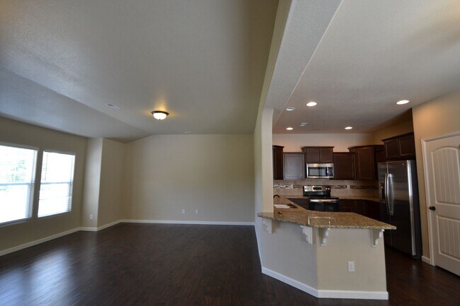Building Photo - Available Now! 3 Bedroom 2.5 Bathroom Town...