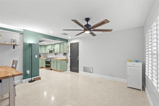 Building Photo - 320 Lake Maggiore Blvd S