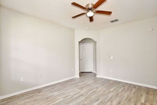 Building Photo - Perfect 2/2 Split Floorplan Condo with Washer/Dryer in Lovely Crescent Place at Lake Lotus Condom...