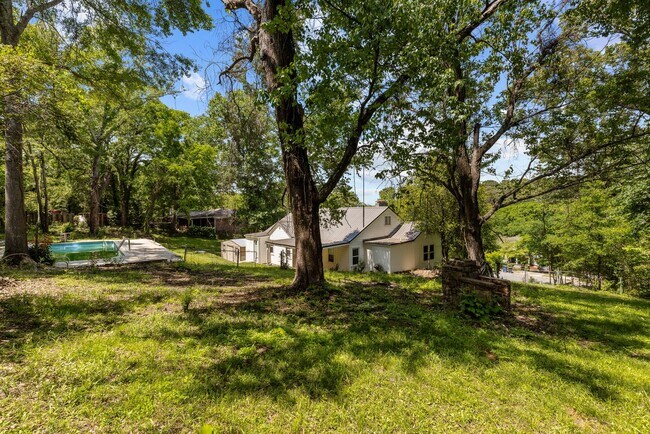Building Photo - Beautifully Renovated 3 Bedroom 2.5 Bath H...