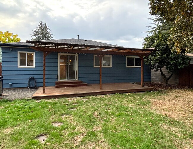 Building Photo - 7912 N Dwight Ave