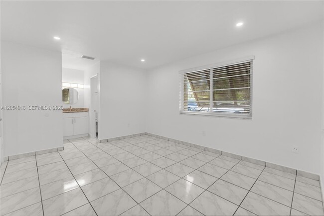 Building Photo - 9354 SW 77th Ave