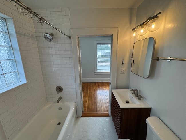 Building Photo - 526 Oakland Ave