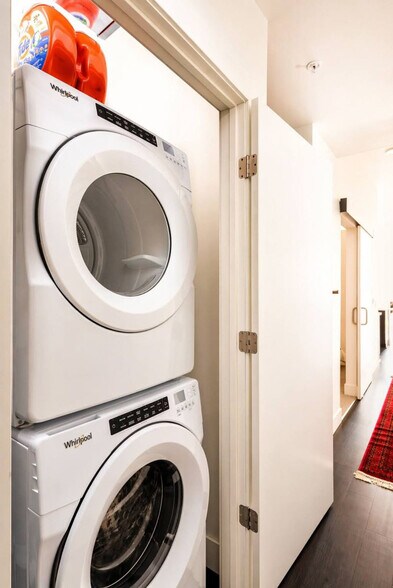 Building Photo - 550 W Juneau Ave