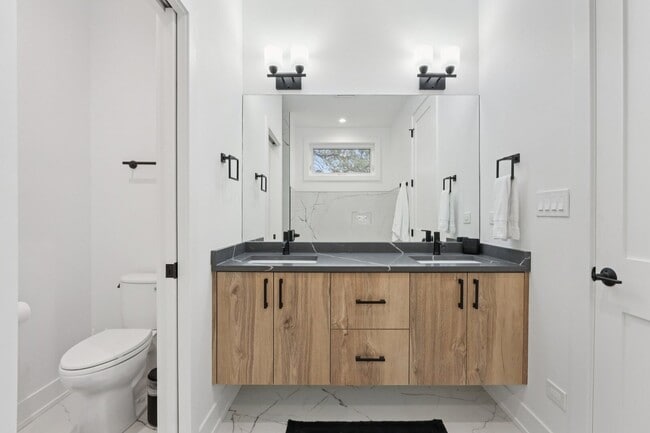 Building Photo - 4119 N Ashland Ave