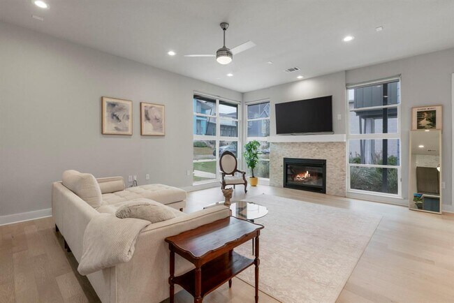 Building Photo - 6008 Florencia Ln