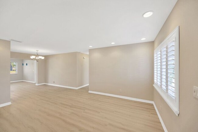 Building Photo - 2 BR, 2 BA Home in the Mainlands on the 18...