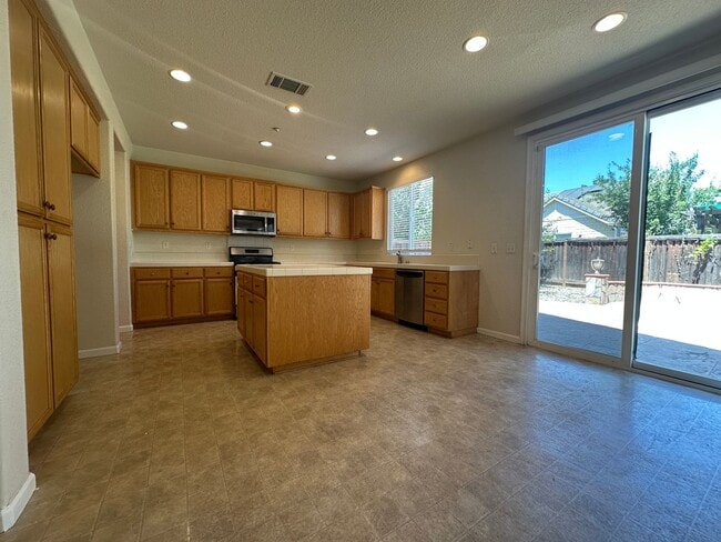 Building Photo - Gorgeous 3 Bed / 2.5 Bath Home in Desirable Rose Garden Community!