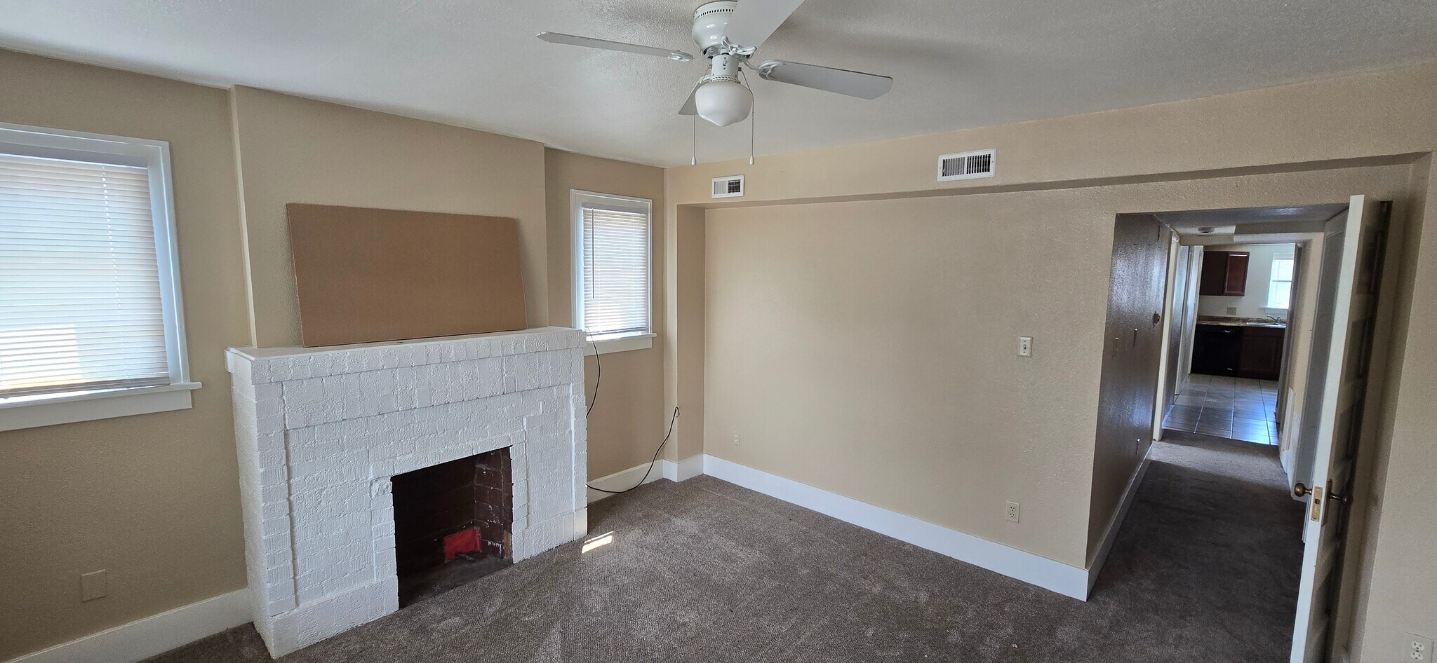 Living room - 1112 E 6th St