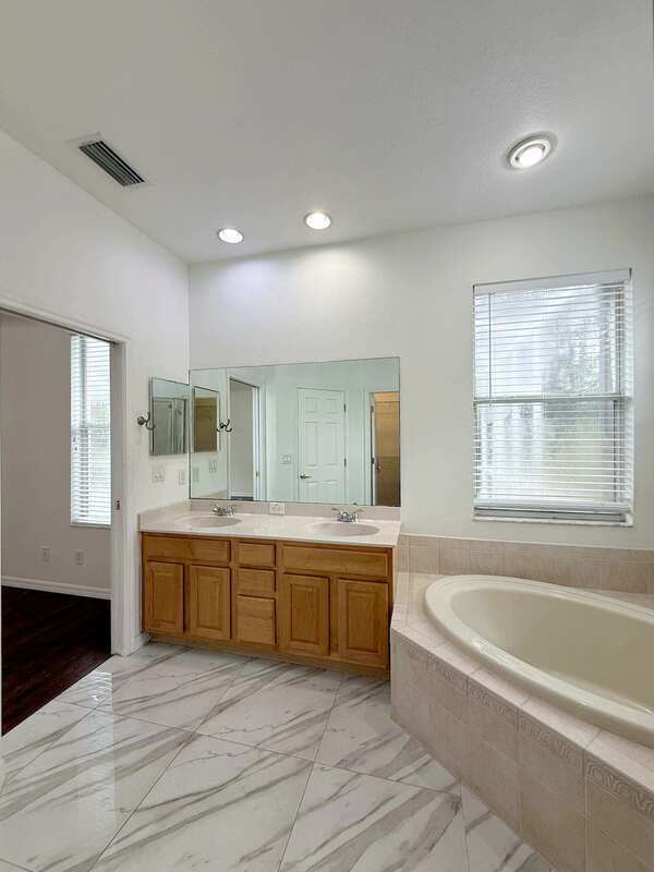 Building Photo - 9512 Greenpointe Dr
