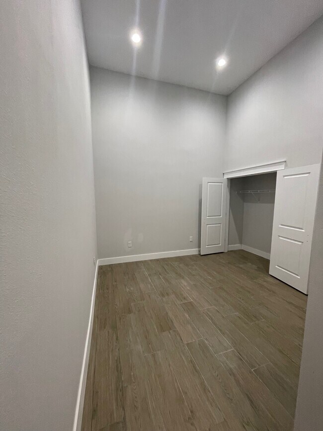 Building Photo - 51 Yacht Club Dr NE