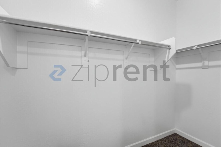 Building Photo - Unit