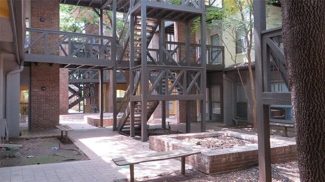 Building Photo - 806 W 24th St