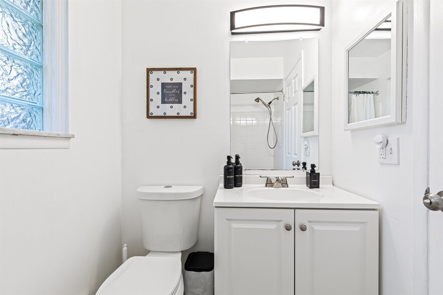 Building Photo - 53 Hollywood Ct