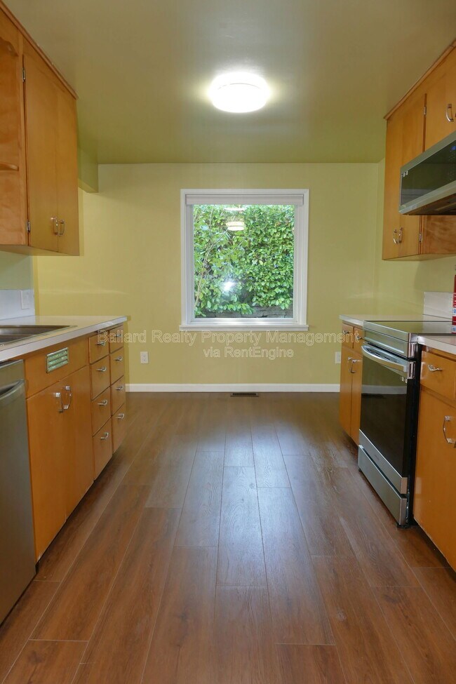 Building Photo - 2127 N 160th St