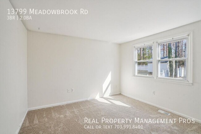 Building Photo - 3 Bed Single Family Home w/ Fenced in Back...