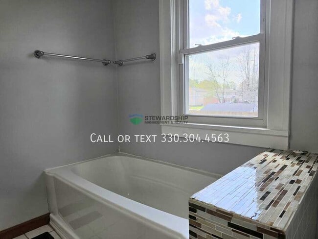 Building Photo - 1717 Bedford Ave SW