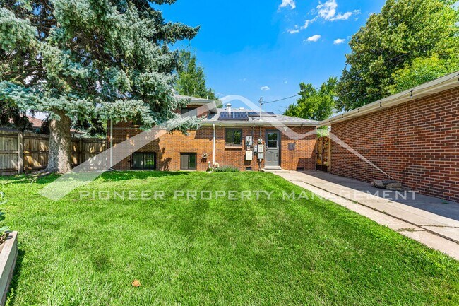 Building Photo - Charming Updated home with Garage and Cent...