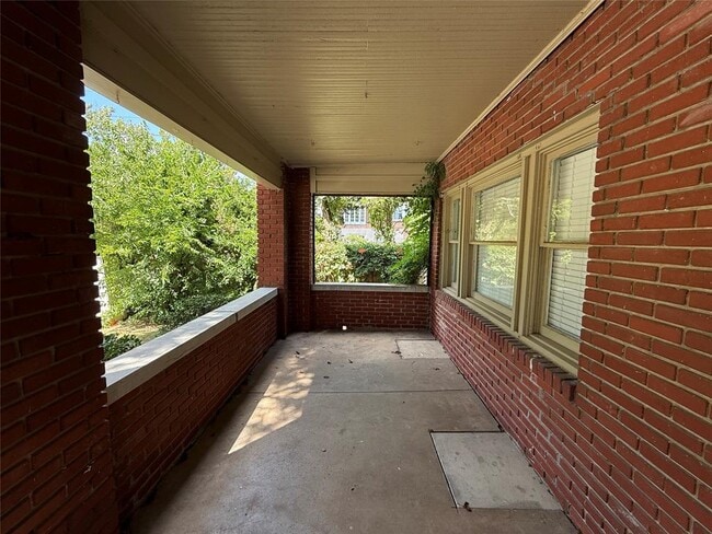 Building Photo - 1806 N Robinson Ave