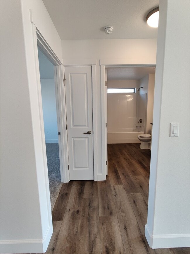 Building Photo - Stunning Newer Build in Benton City