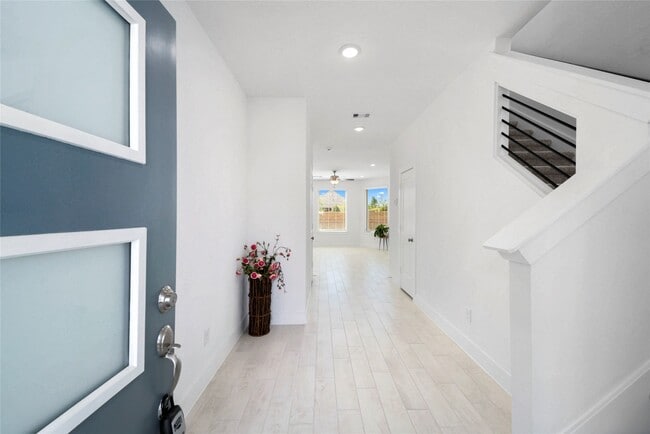 Building Photo - 18823 River Overlook Ct