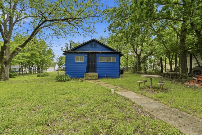 Building Photo - 505 E Heron St