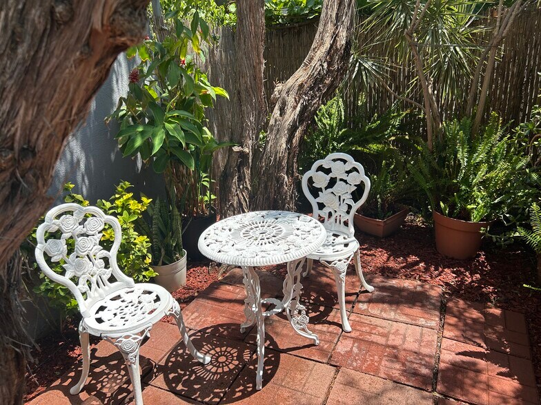 Garden - 1156 N Ardmore Ave