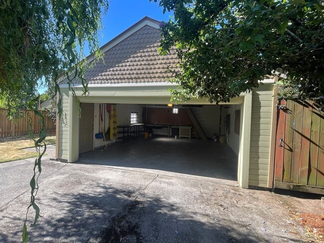Building Photo - Stunning 3 bedroom/ 2 bath Victorian 2 sto...