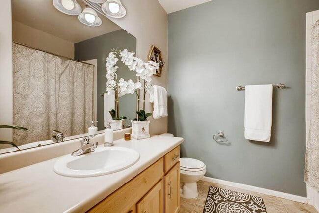Building Photo - 2 bedromm, 2 bath townhome with attached 2...