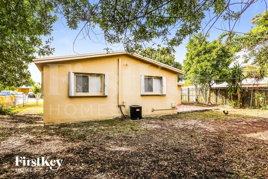 Building Photo - 4030 NW 8th Terrace