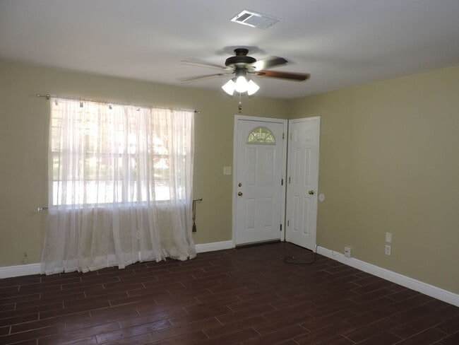 Building Photo - Convenient to NAS and Corry!