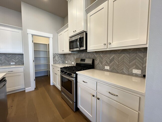 Building Photo - 3-Bedroom Home in Reed’s Crossing with Luxurious Primary Suite & Open Floor Plan, Fireplace, Wash...