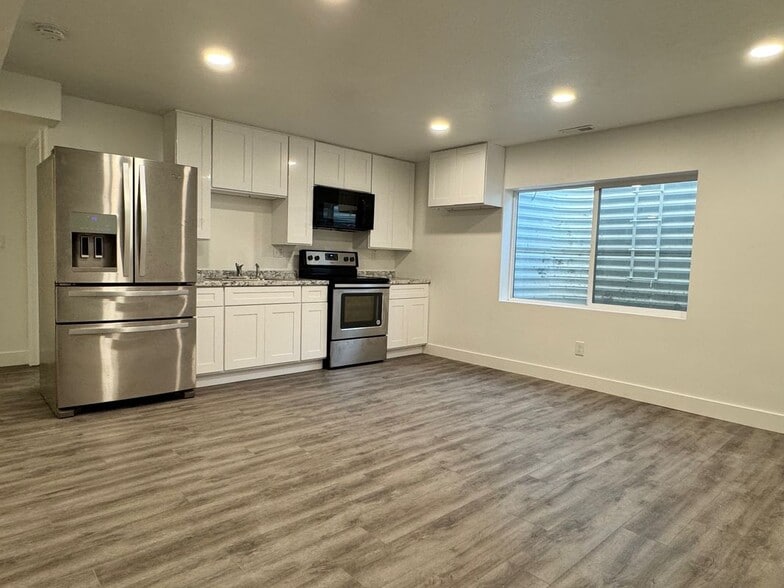 Primary Photo - 7687 N Kings Canyon Rd