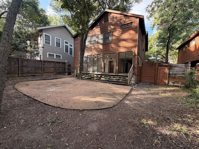 Building Photo - 802 Leonard St
