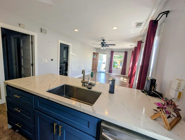 Building Photo - 4778 W Mountain View Dr